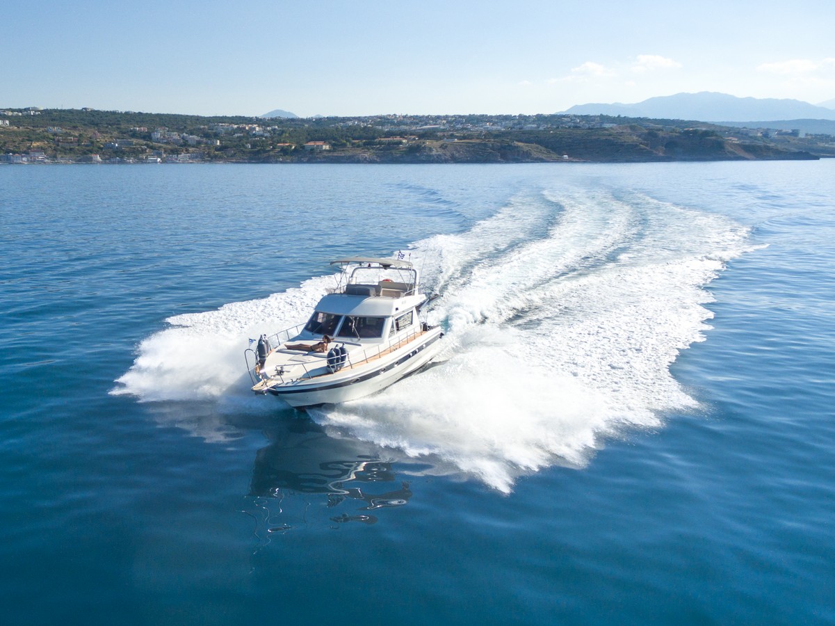 crete cruises with motor boat